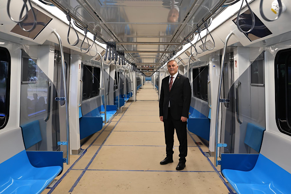 Aslan, üretimi süren yerli metro ve tramvay araçlarını inceledi