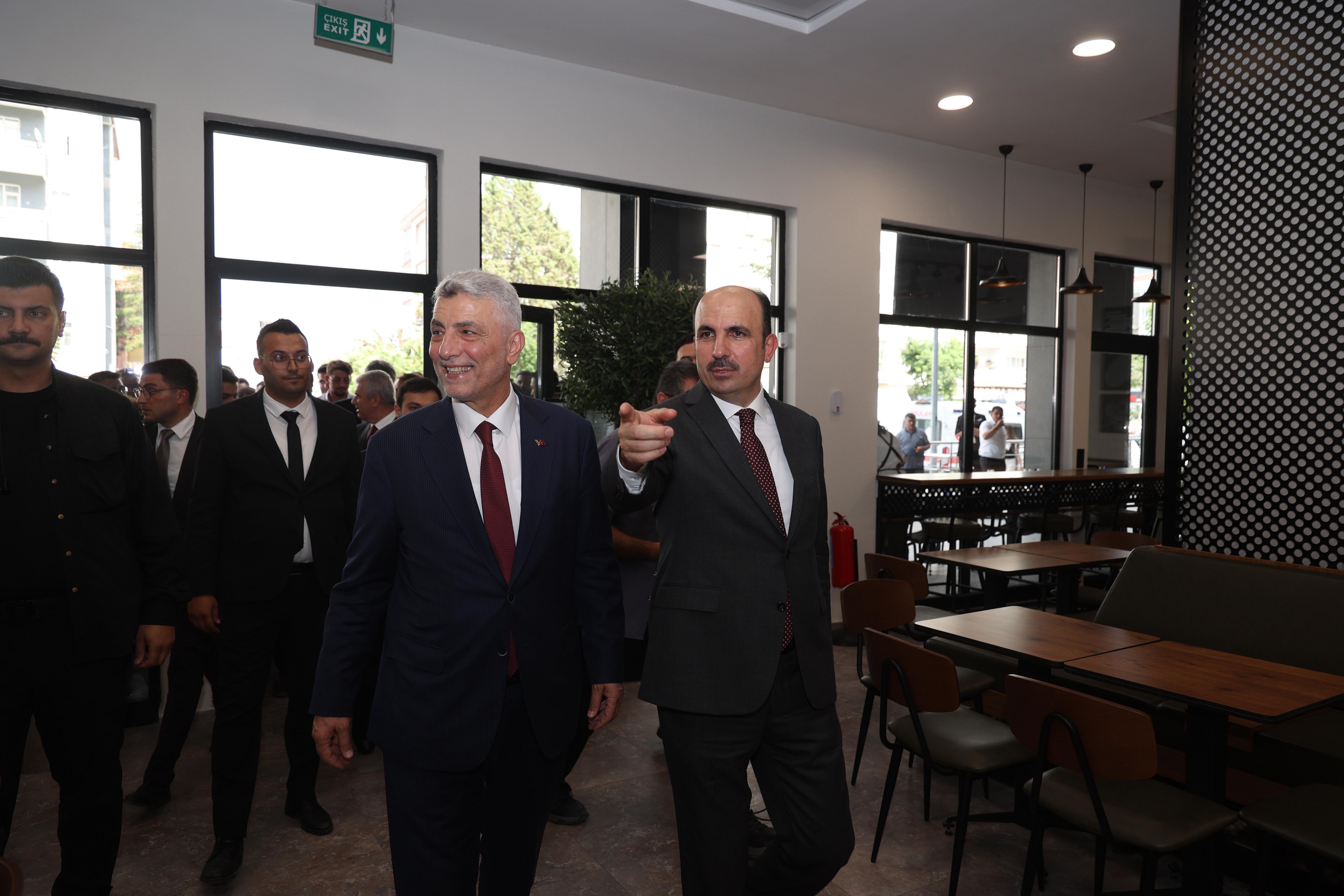 Bakan Bolat, Ereğli’de Gençlik Kampüsü ve Fera Kafe’yi ziyaret etti