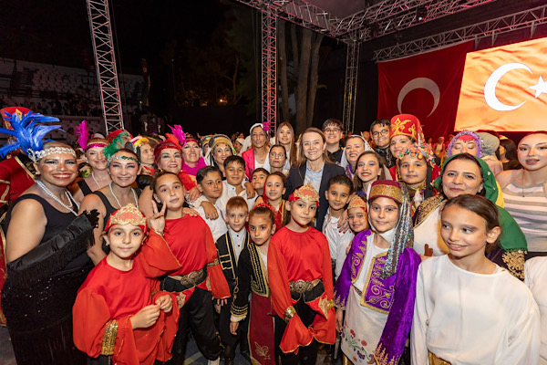 Konak Belediyesi 20. Halk Oyunları Şenliği düzenlendi