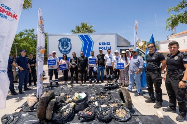 Karaburun’da 750 kilogram atık çıkarıldı