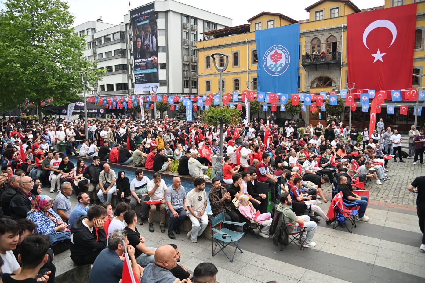 Trabzon’da A Milli Maç Meydan Parkı’nda dev ekrandan izlenildi