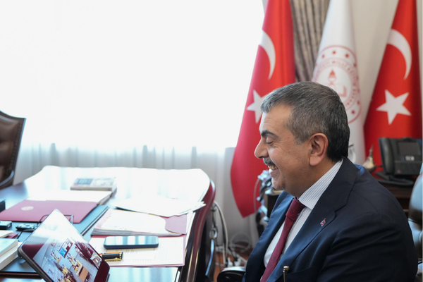 Bakan Tekin, mektup yazan ilkokul öğrencileriyle görüntülü görüştü