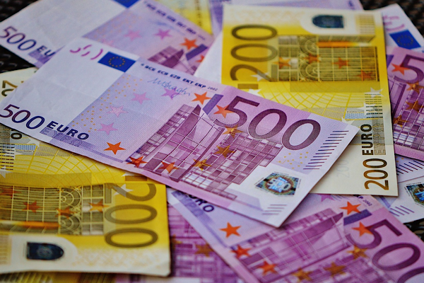 Euro ve Dolar’da dalgalı seyir hakim
