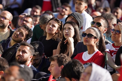 Beylikdüzü’nde Dünya Kupası karşılaşması dev ekranda izlendi