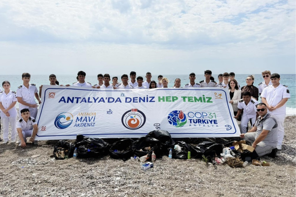 Konyaaltı Sahili’nde öğrencilerle kıyı temizliği yapıldı