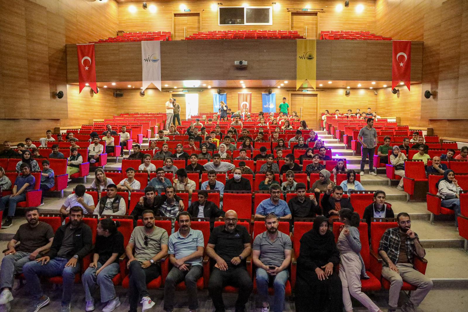Van’da özel gereksinimli öğrencilere akrobasi gösterisi düzenlendi