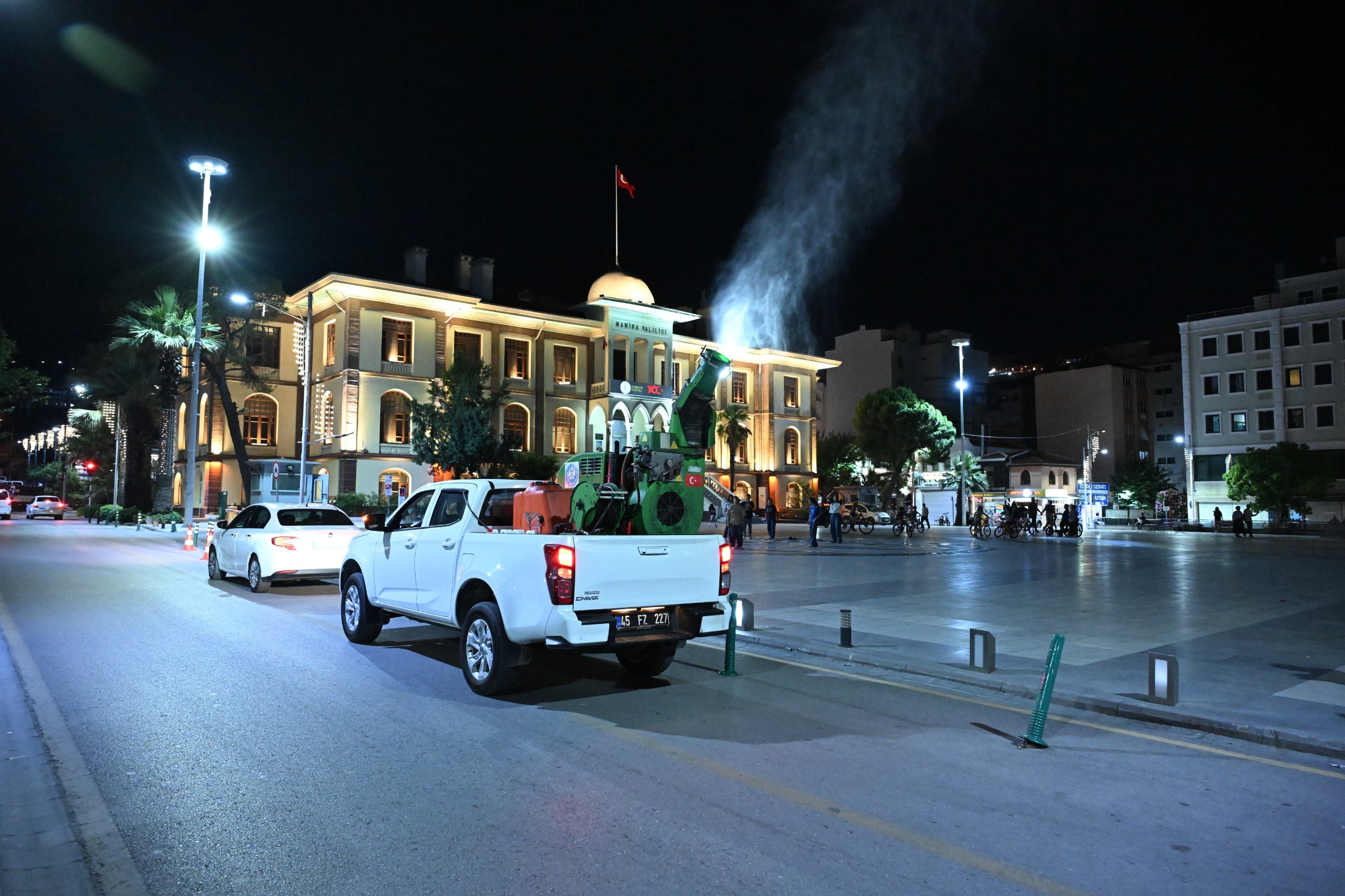 Manisa’da Şehzadeler ve Yunusemre’de eş zamanlı sivrisinek ilaçlaması yapıldı