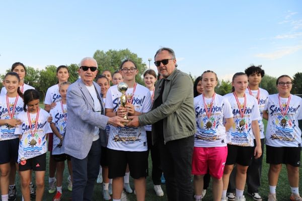 Eskişehir Büyükşehir Spor Kulübü U15 Kızlar Ligi’nin ilk şampiyonu oldu