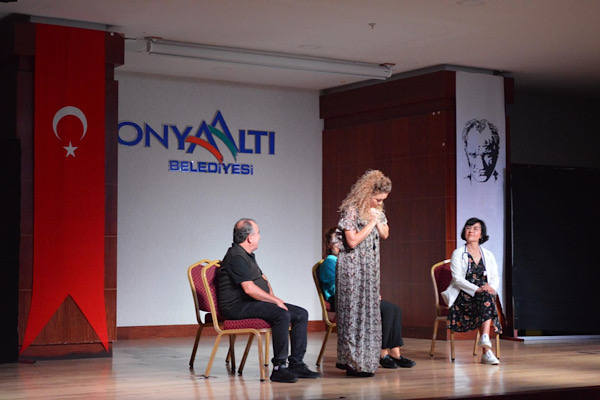 Konyaaltı’nda öğrenciler, “Deli Bayramı” oyununu sahneledi