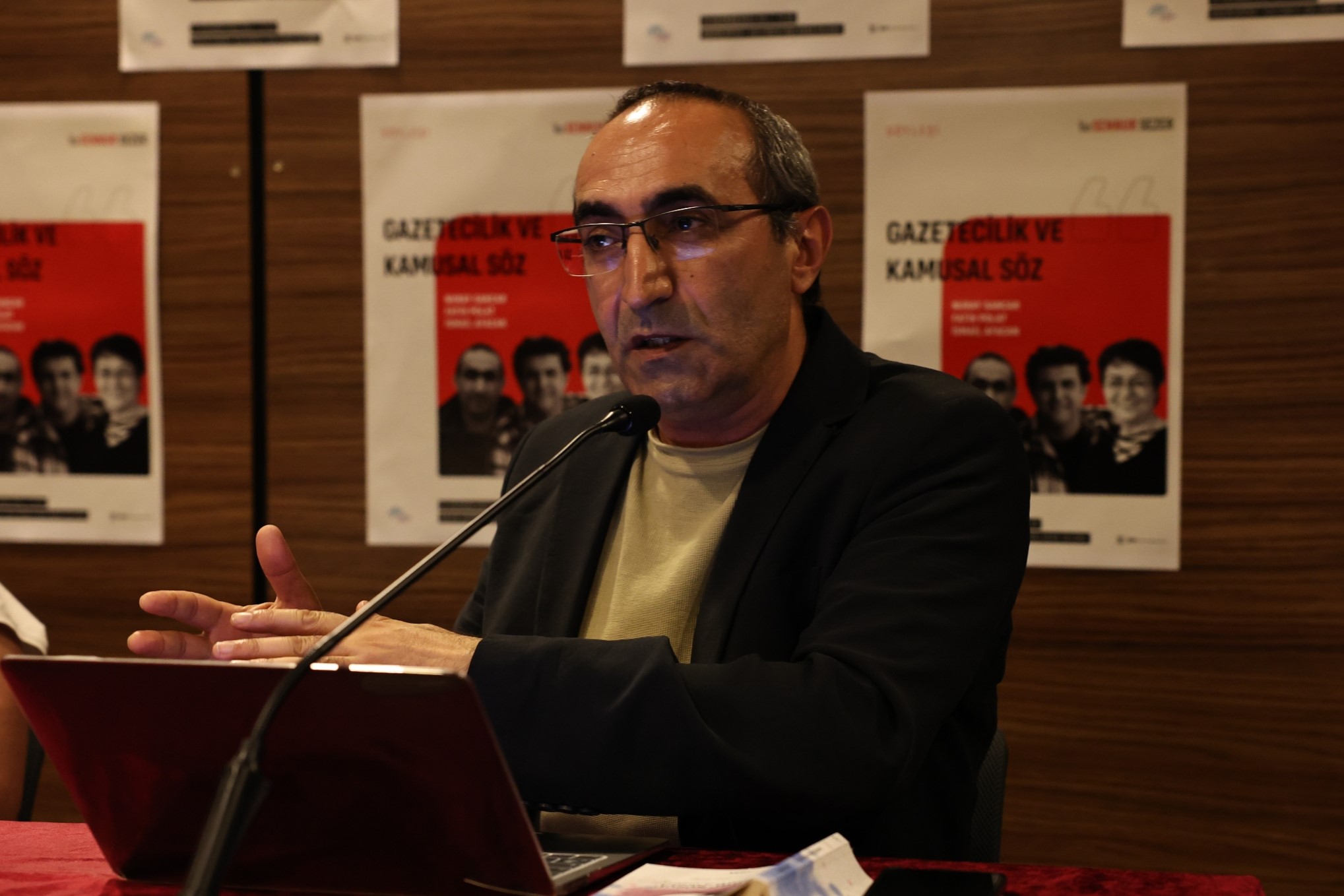 Yazar Sezer’in yaşamı ve gazeteciliği söyleşide anlatıldı