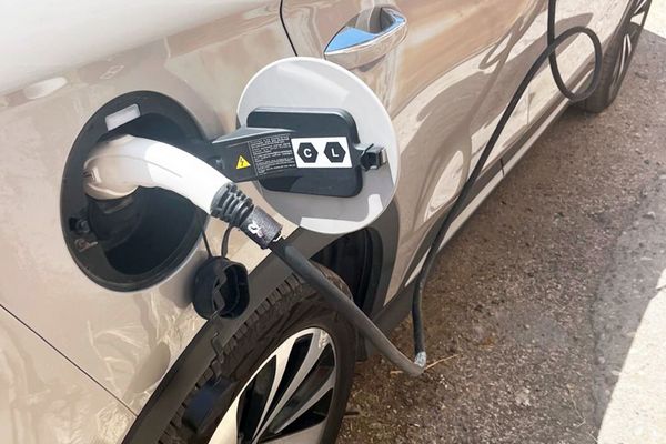 Kaçak elektrikle araç şarj istasyonu!