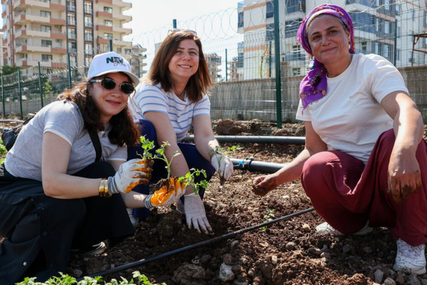 Yenişehir’de Kadın Komün Bostanı’nda ilk ekim gerçekleştirildi