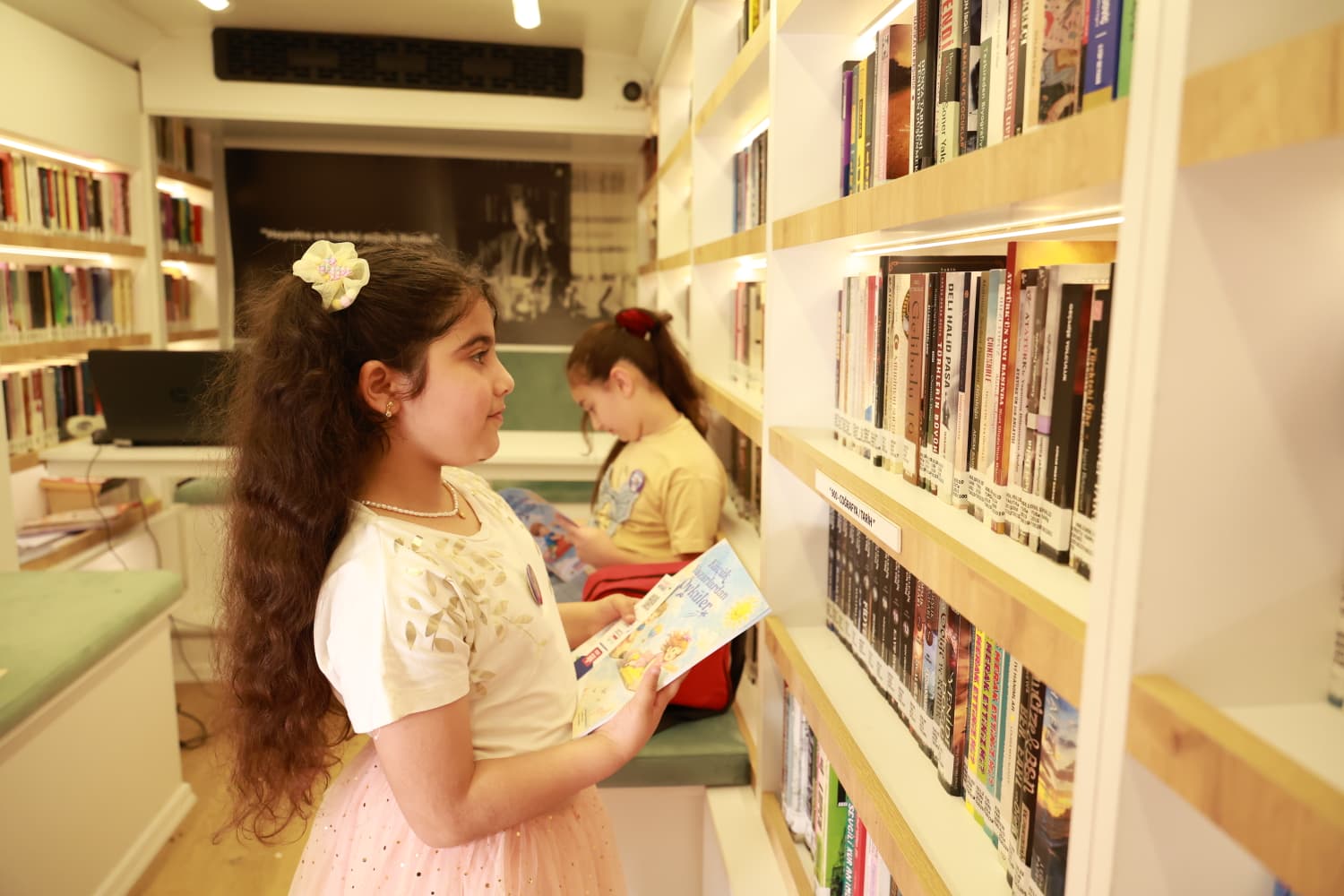 Bursa’da öğrenciler surlarda kitap okudu