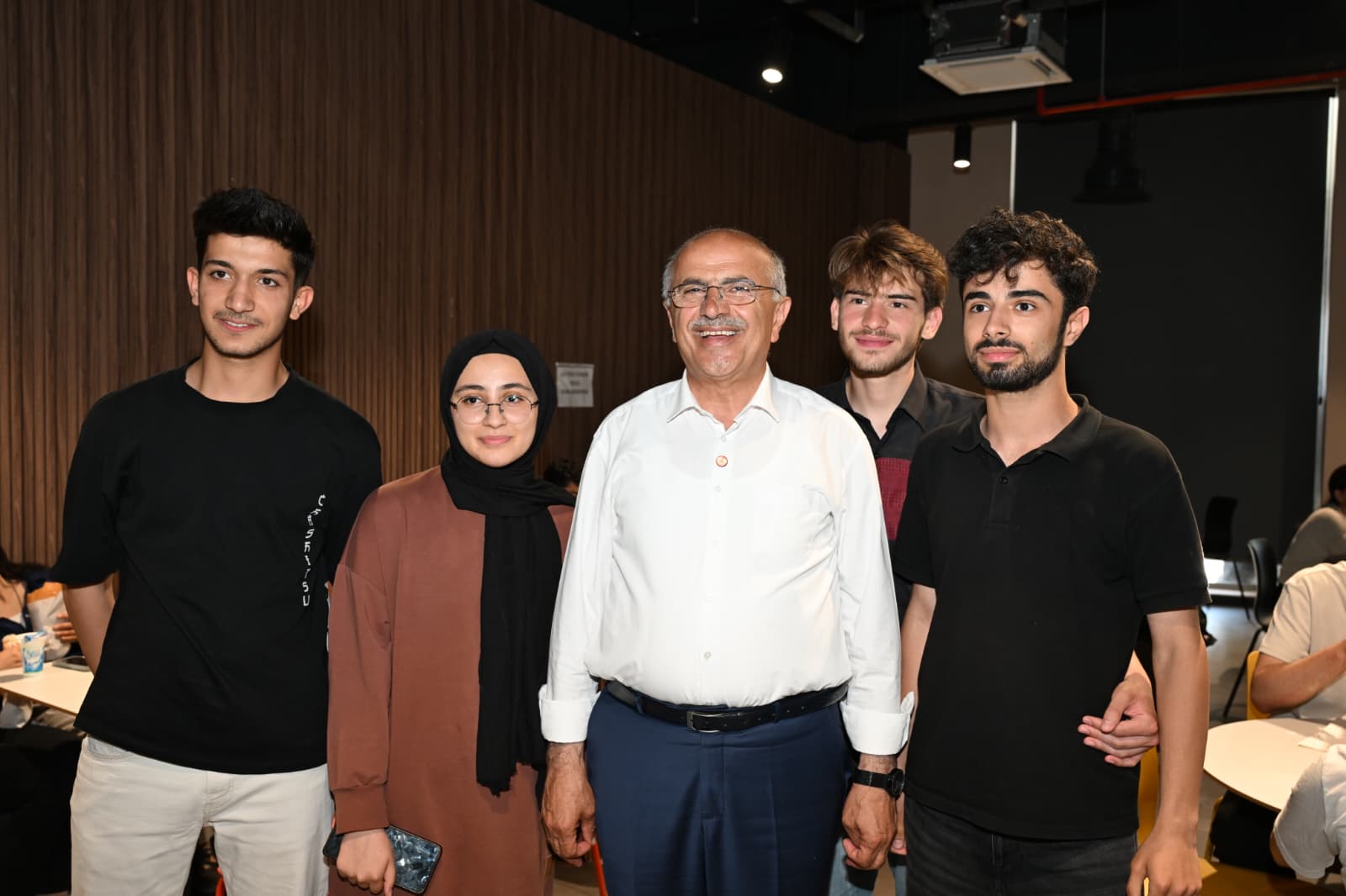 Malatya Şehir Kütüphanesi’nde öğrencilere yemek ikramı