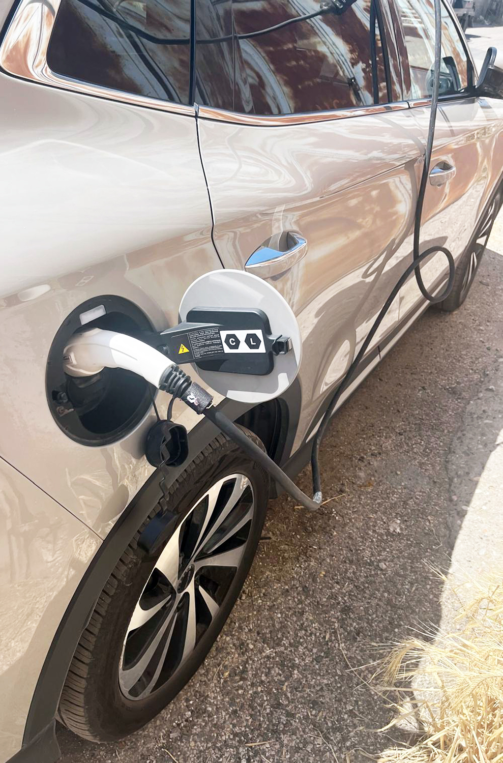 Kaçak elektrikle araç şarj istasyonu!