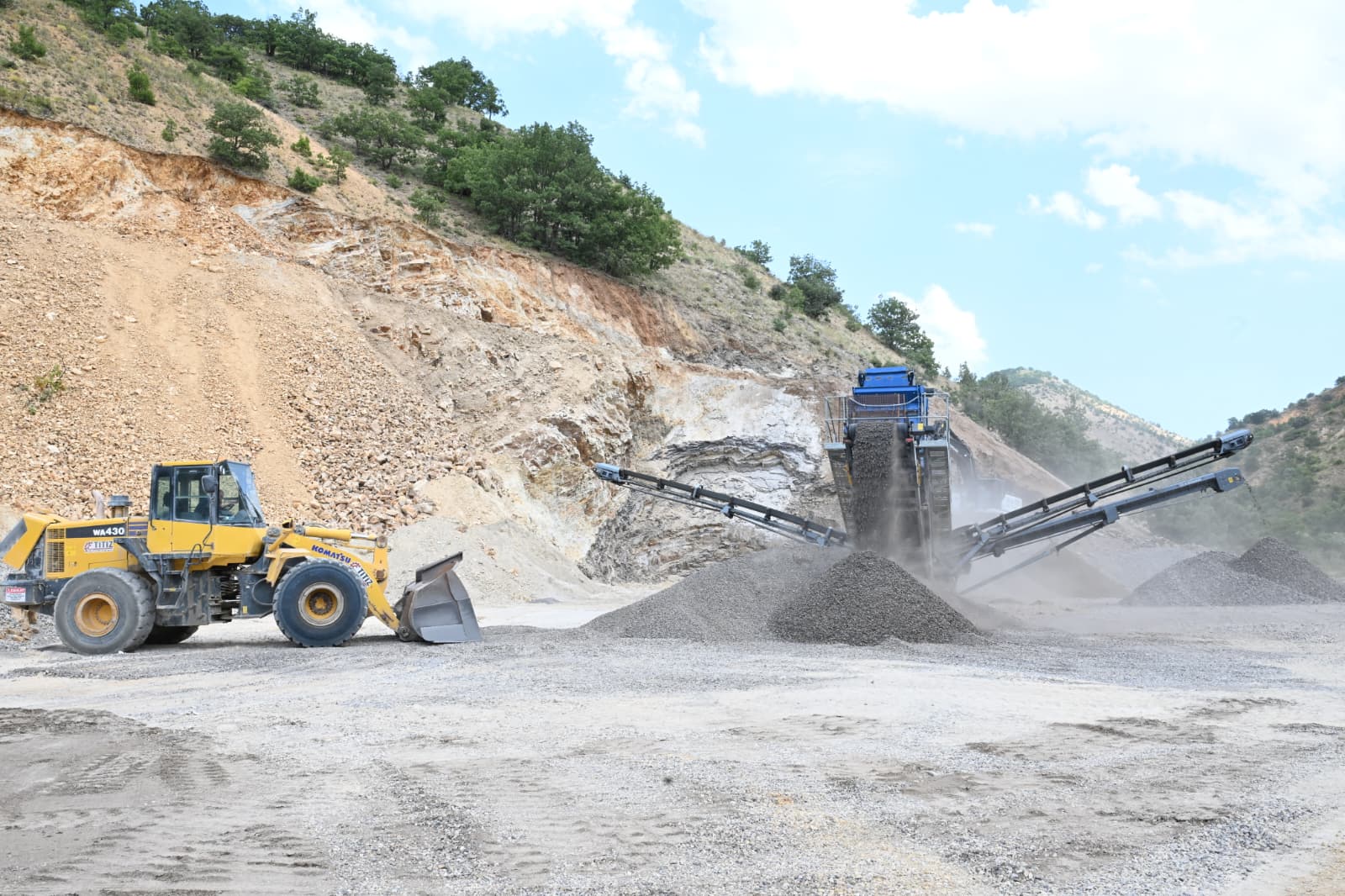 Malatya’da mobil konkasörlerle yol malzemesi üretimi yapılıyor
