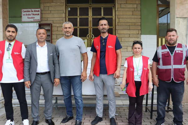 İzmit’te cuma namazı sonrası aşure ikram edildi