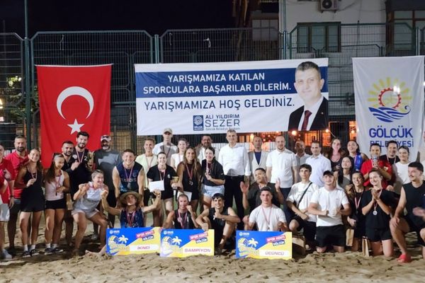 Gölcük’te plaj voleybolu turnuvası tamamlandı
