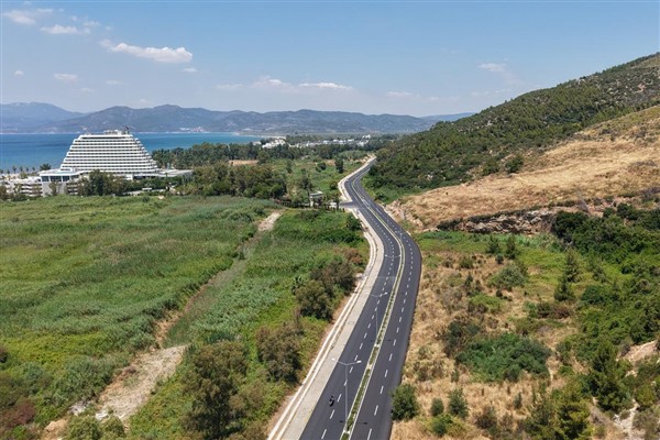 Büyükşehir, Selçuk’taki Pamucak turizm yolunu yeniledi