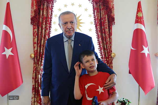 Erdoğan, “Nefret Etme, Kek Yap” hareketinin kurucusu Joshua Harris’i kabul etti