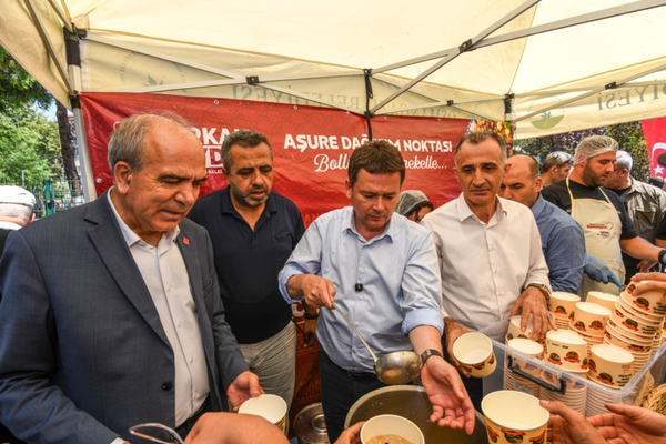 Başkan Aydın, vatandaşlara aşure ikram etti