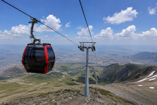 Erciyes’te yaz konforu: Gondol teleferikler misafirlerini zirveye taşıyor