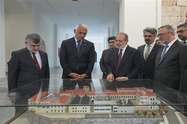 Bakan Ersoy, Türkiye Uluslararası İslam, Bilim ve Teknoloji Üniversitesi’ni ziyaret etti