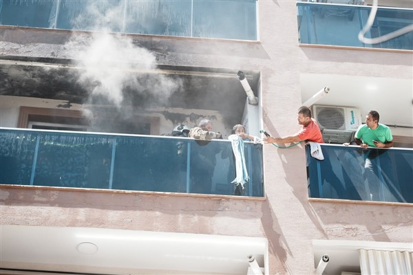 İzmir’de apartman yangınında 10 kişi kurtarıldı