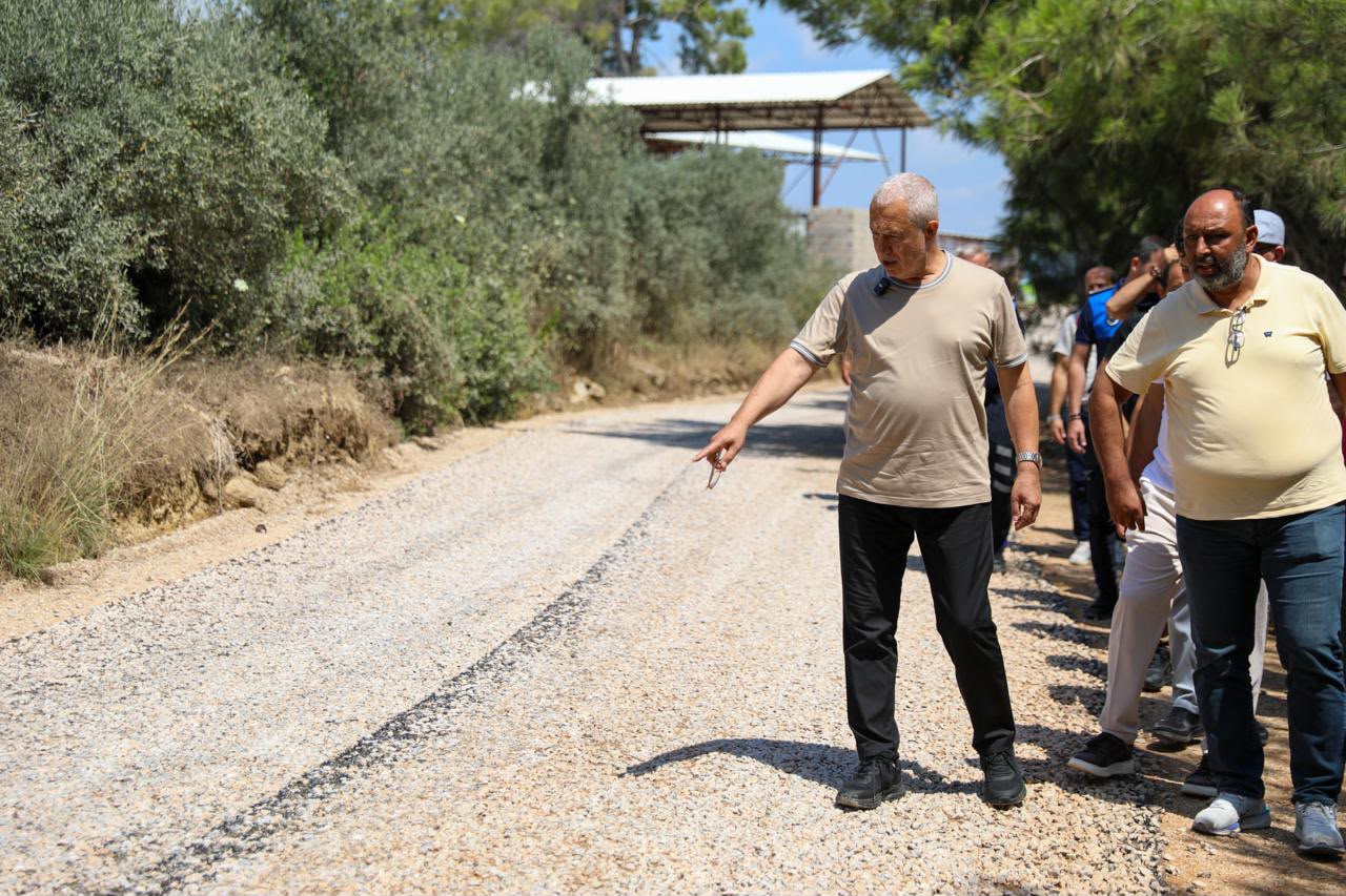Başkan Özçelik, Okurcalar’daki yol çalışmalarını inceledi