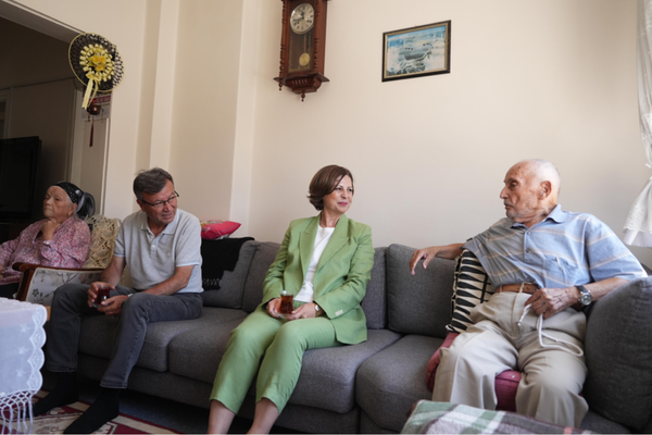 Ünlüce, Osmangazi Mahallesi’nde vatandaşları ziyaret etti
