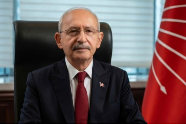 Kılıçdaroğlu, Sarıyer’de CHP’ye katılan yeni üyelere rozet taktı