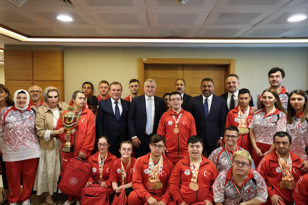 Bakan Bak, madalya kazanan özel sporcuları kabul etti