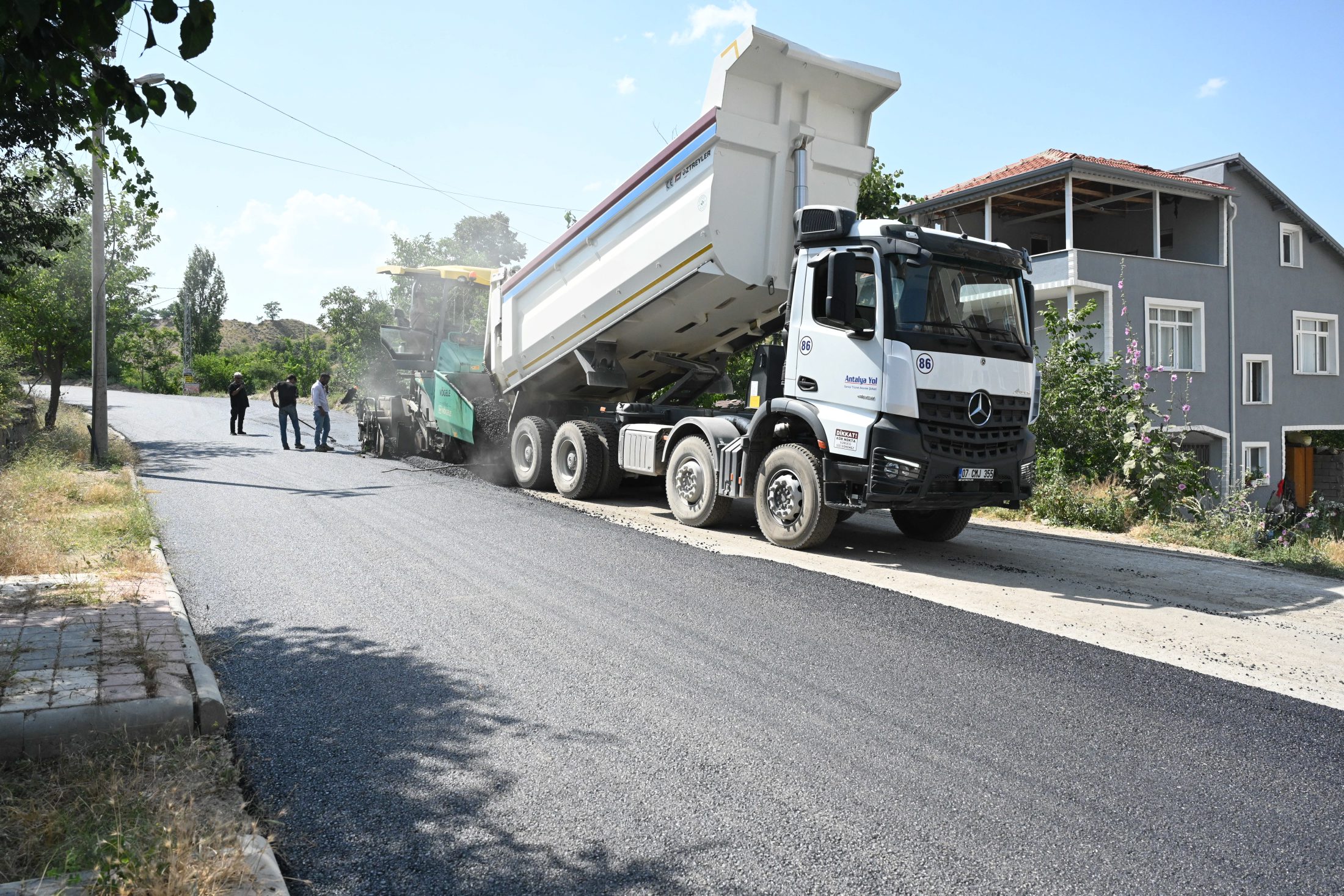 Gölcük-Dere Mahallesi yolunda asfalt çalışmaları tamamlanma aşamasına geldi