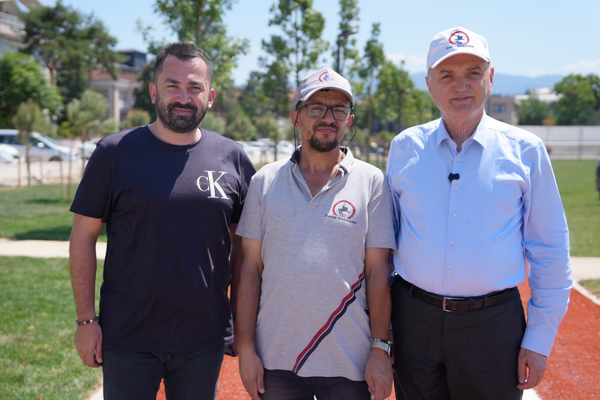 Altın dolu çantayı teslim eden belediye işçisine ödül verildi