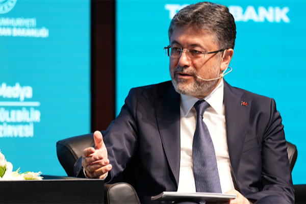 Yumaklı, Malatya Büyükşehir Belediyesi Kütüphanesi’ni ziyaret etti