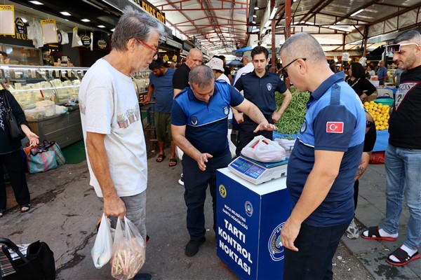 Buca Belediyesi’nden semt pazarlarında tartı kontrolü uygulaması