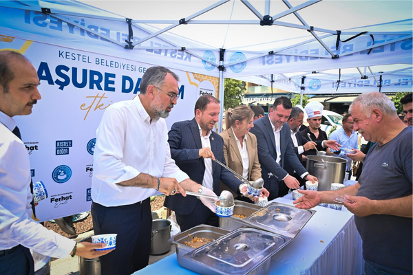 Bursa’da Muharrem ayı dolayısıyla 17 ilçede 28 farklı noktada aşure dağıtıldı