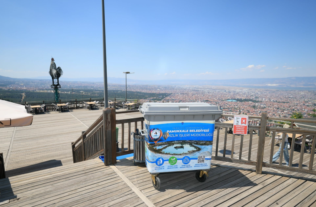 Pamukkale’de çöp konteynerleri kentin simgeleriyle yenilendi
