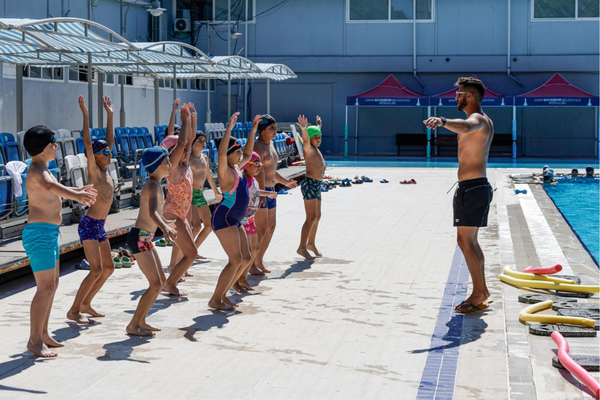 İzmir’de yaz spor okullarında yüzme eğitimleri başladı