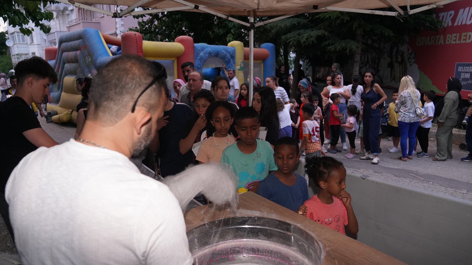 Isparta’da yaz akşamı çocuk sineması etkinlikleri düzenlendi