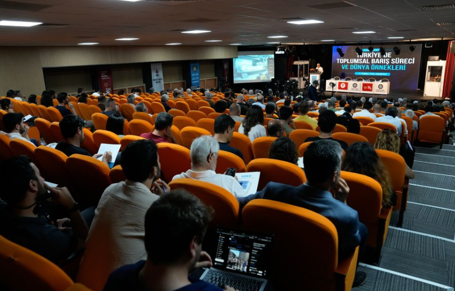 Diyarbakır’da uluslararası barış konferansı düzenlendi