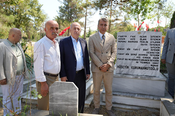 Zafer Partisi Genel Başkanı Özdağ, Bafra Şehitliği’ni ziyaret etti