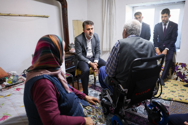 Başkan Vekili Biba, ihtiyaç sahibi vatandaşa akülü sandalye hediye etti