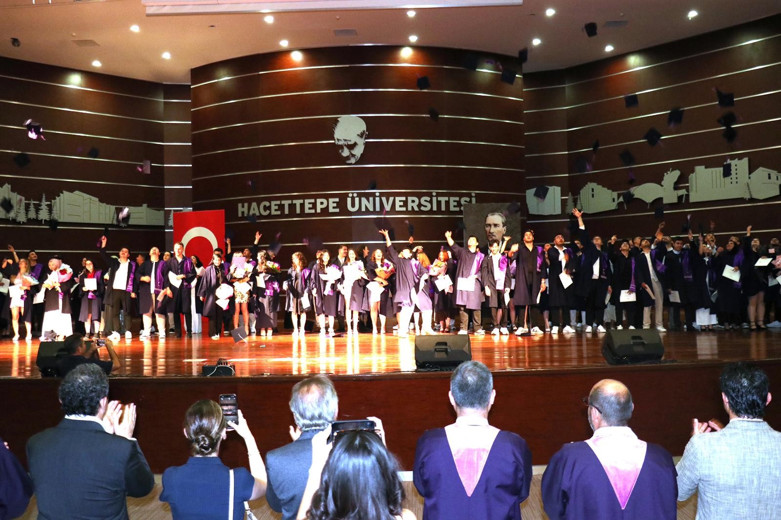 Hacettepe Üniversitesi ASO 1. OSB Meslek Yüksekokulu'nda Mezuniyet Coşkusu