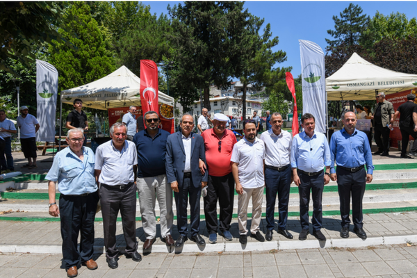 Başkan Aydın, vatandaşlara aşure ikram etti