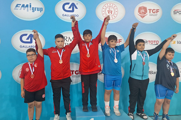 Düzce Belediyesi Spor Akademisi sporcuları Ankara’da madalyalar kazandı