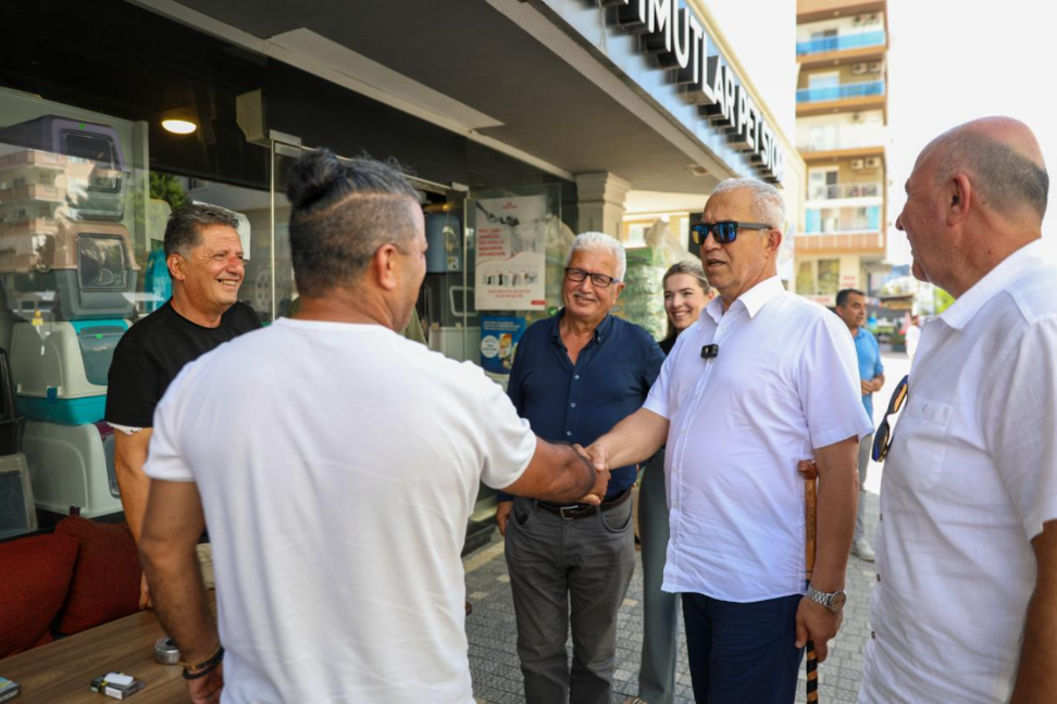 Özçelik, Mahmutlar’da esnaf ve vatandaşlarla buluştu