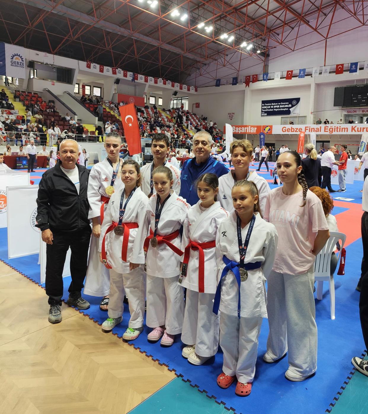 Gemlik Belediyespor Karate Takımı, Gebze’den 8 madalyayla döndü