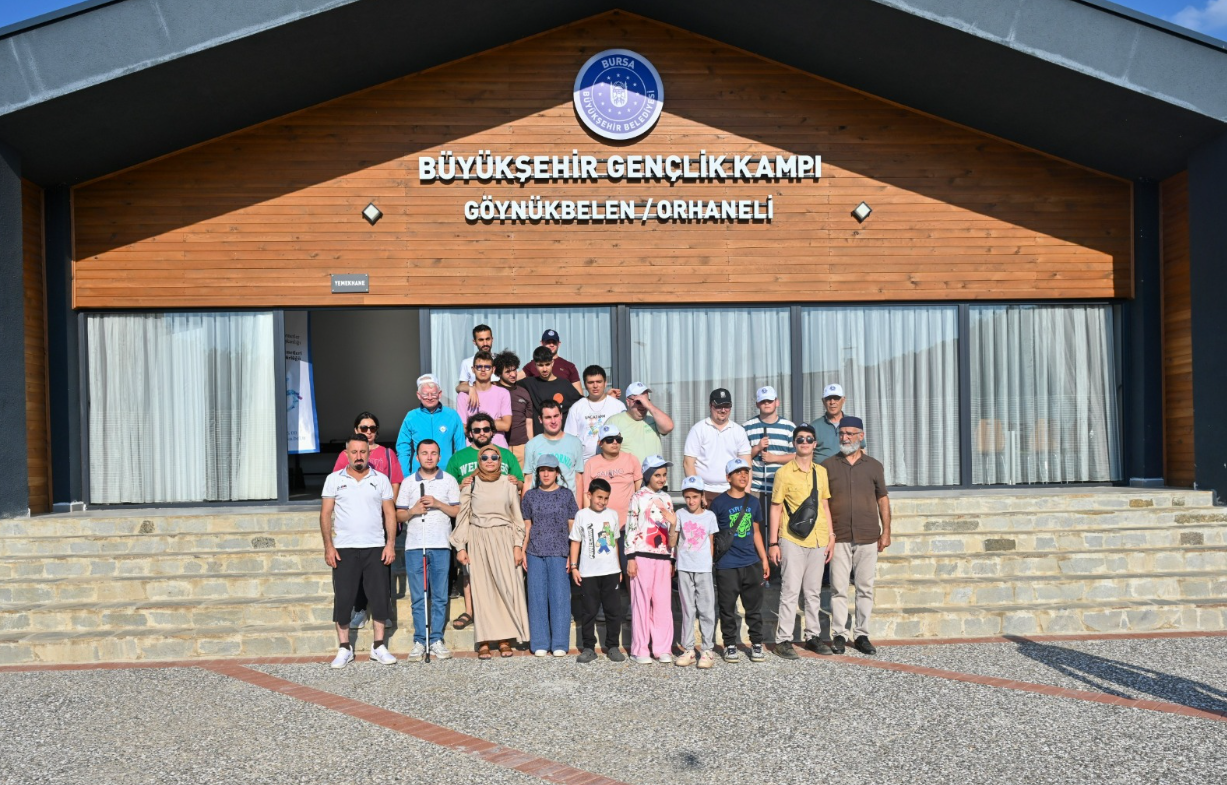 Bursa Gençlik Kampında görme engelli gençler doğayla buluştu