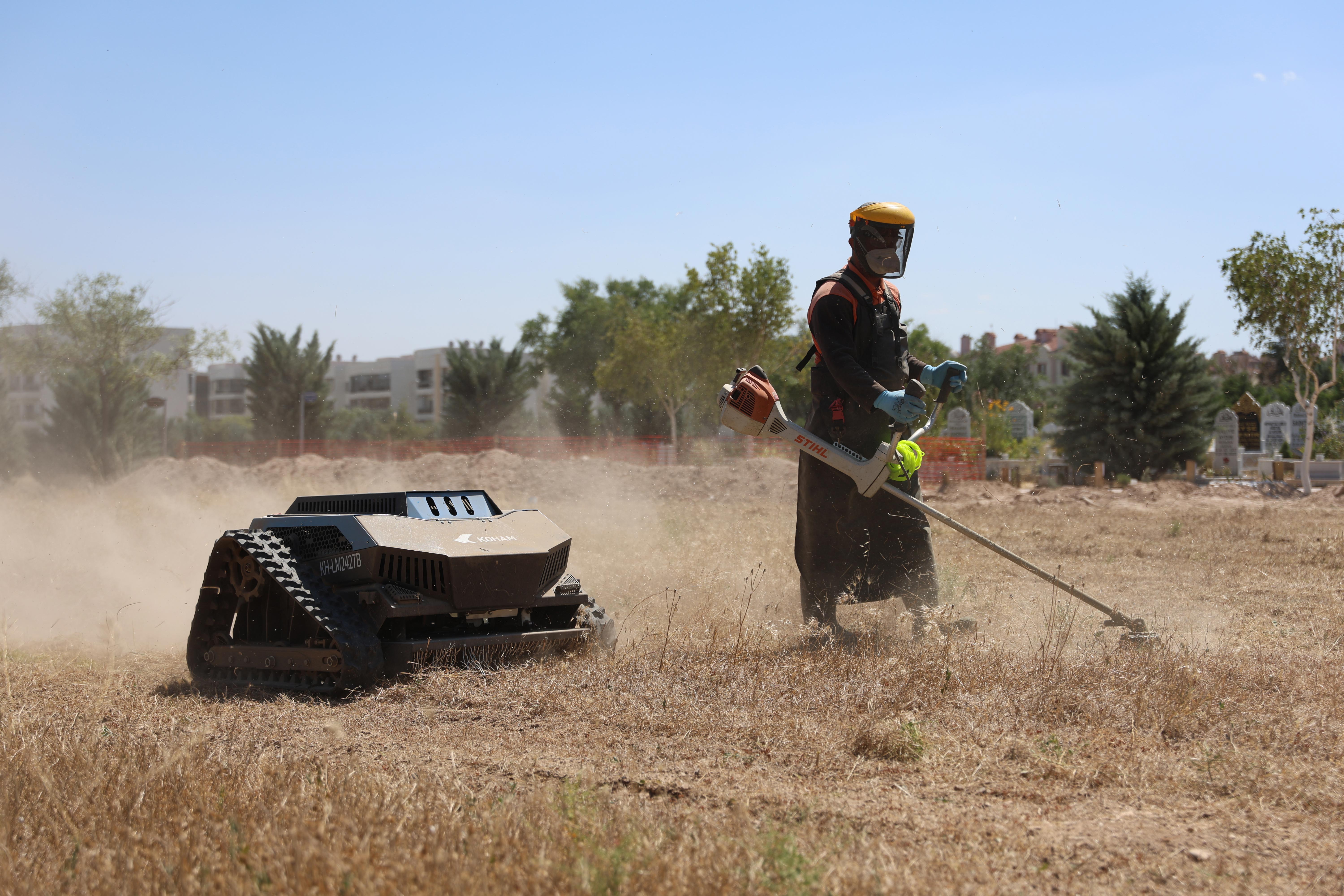 Konya Büyükşehir Belediyesi mezarlık bakımında ot biçme robotu dönemini başlattı